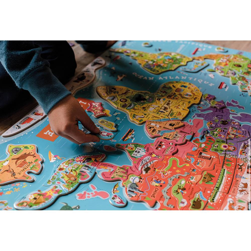 enfant qui fait le puzzle de la carte du monde